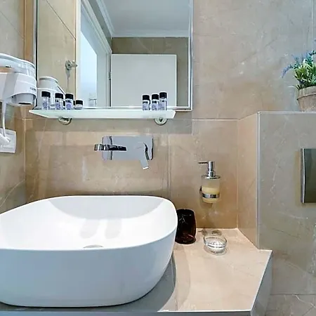 Inroy Sea View 4* لايميناس